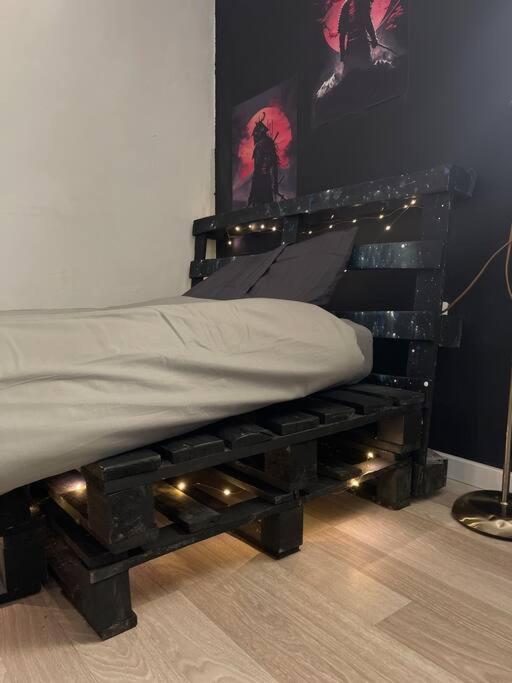 Pallet Bed With Lights Small Studio Cluj-Napoca Luaran gambar